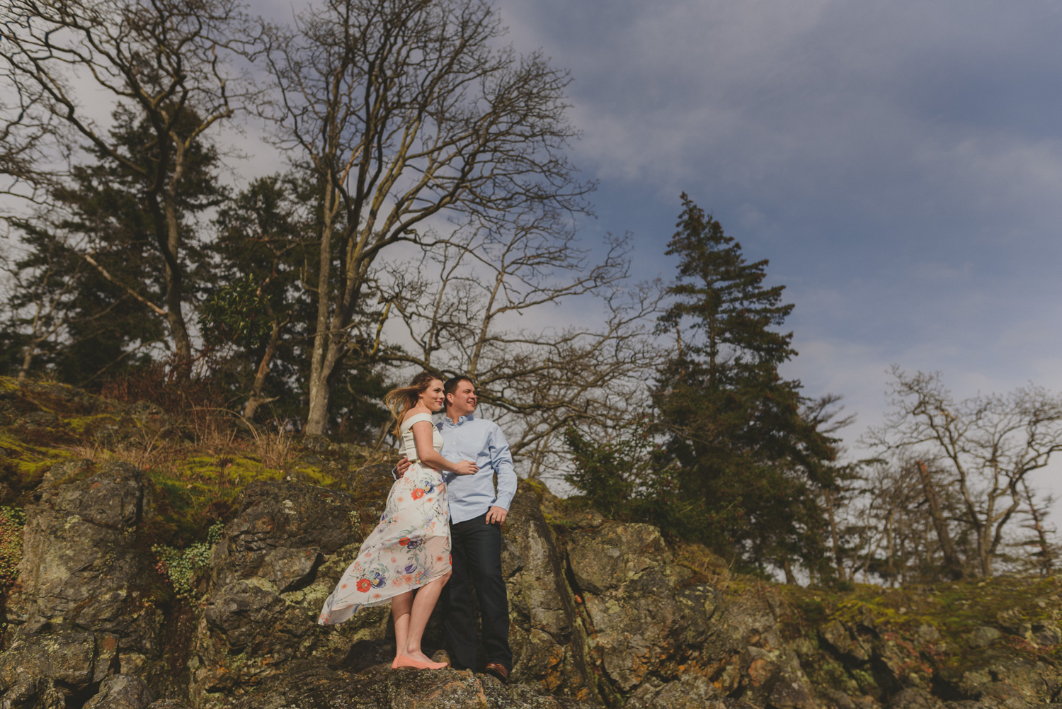 vancouver-island-bc-engagement-couple on a cliff top