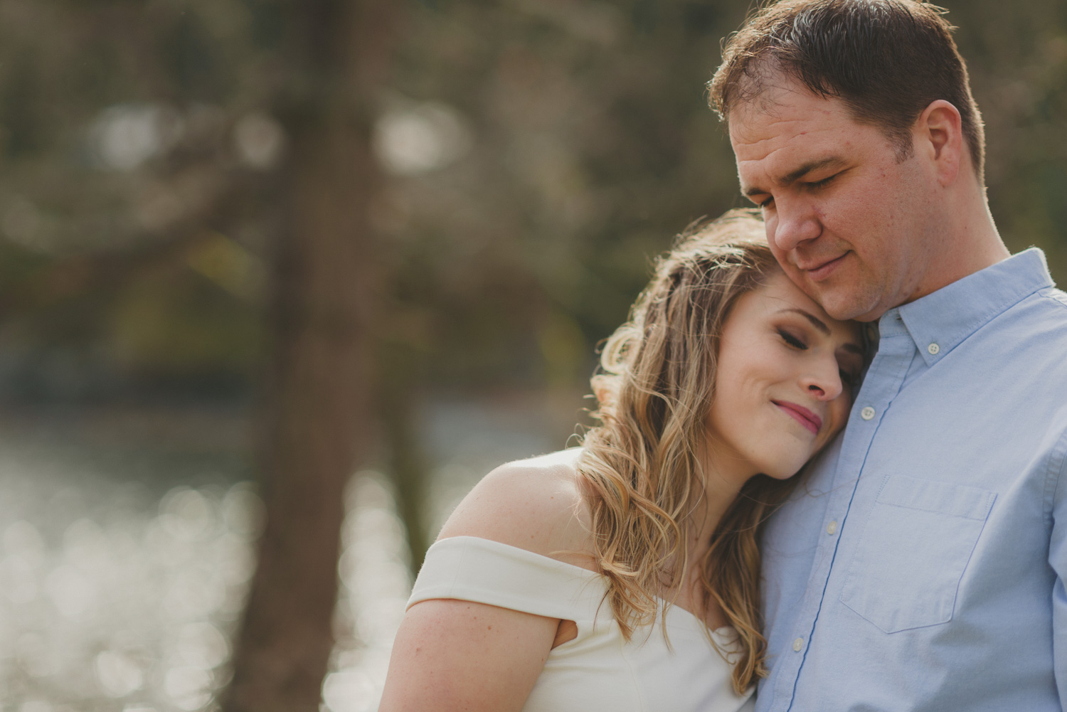 vancouver-island-bc-engagement-couple snuggling