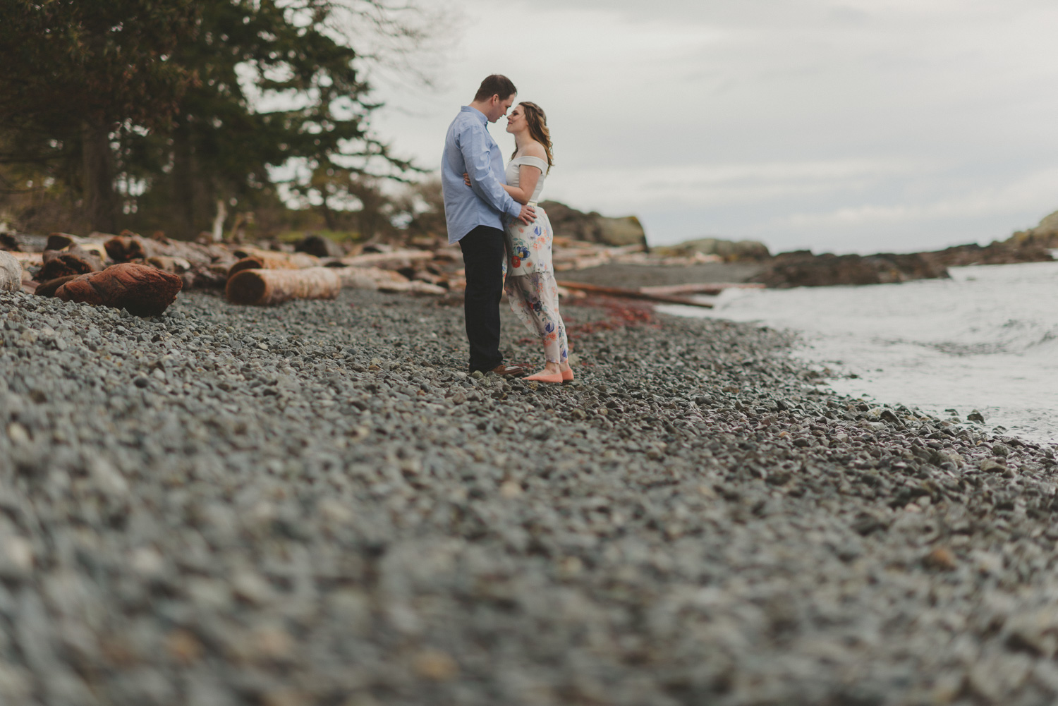 vancouver-island-bc-engagement-couple kissing on the beach