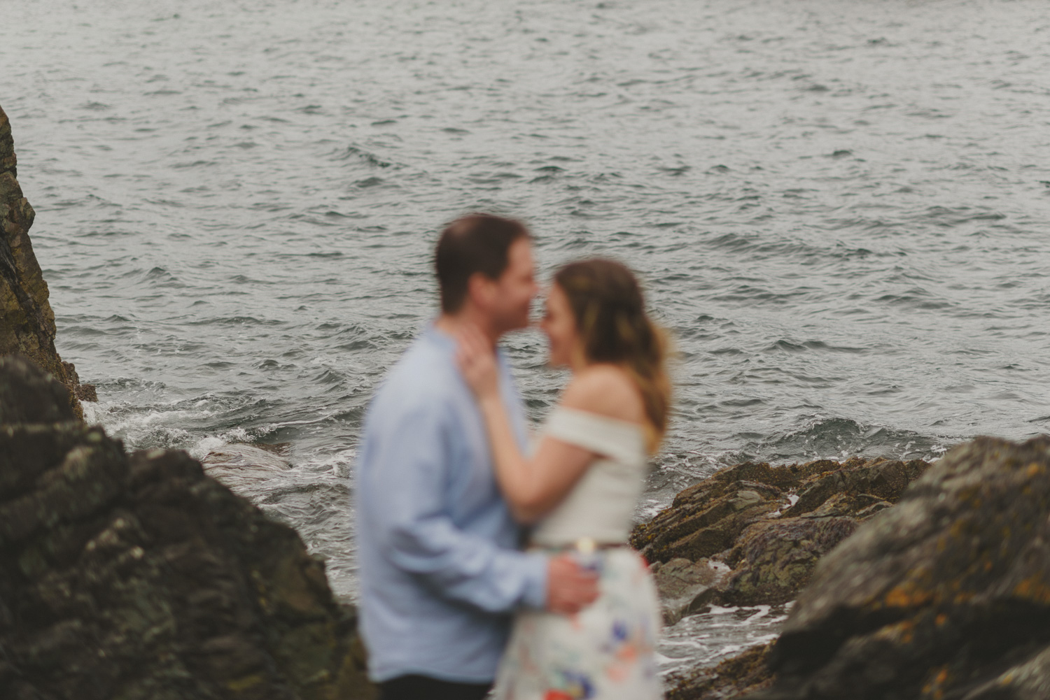 vancouver-island-bc-engagement-couple kissing by the ocean
