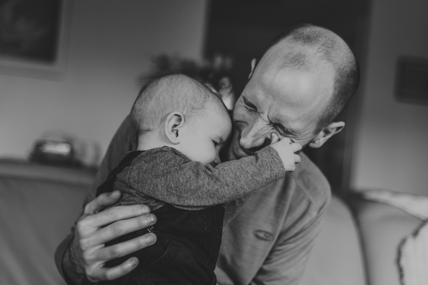 comox bc lifestyle family photography-father snuggling his baby