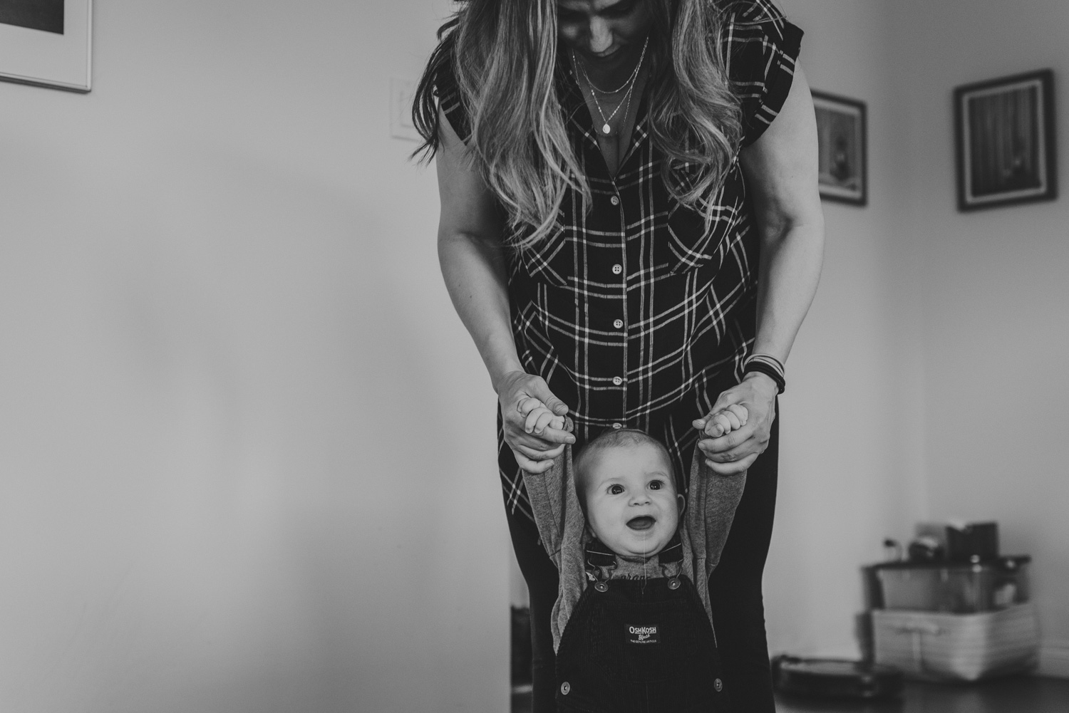 comox bc lifestyle family photography-mom holding baby learning to stand