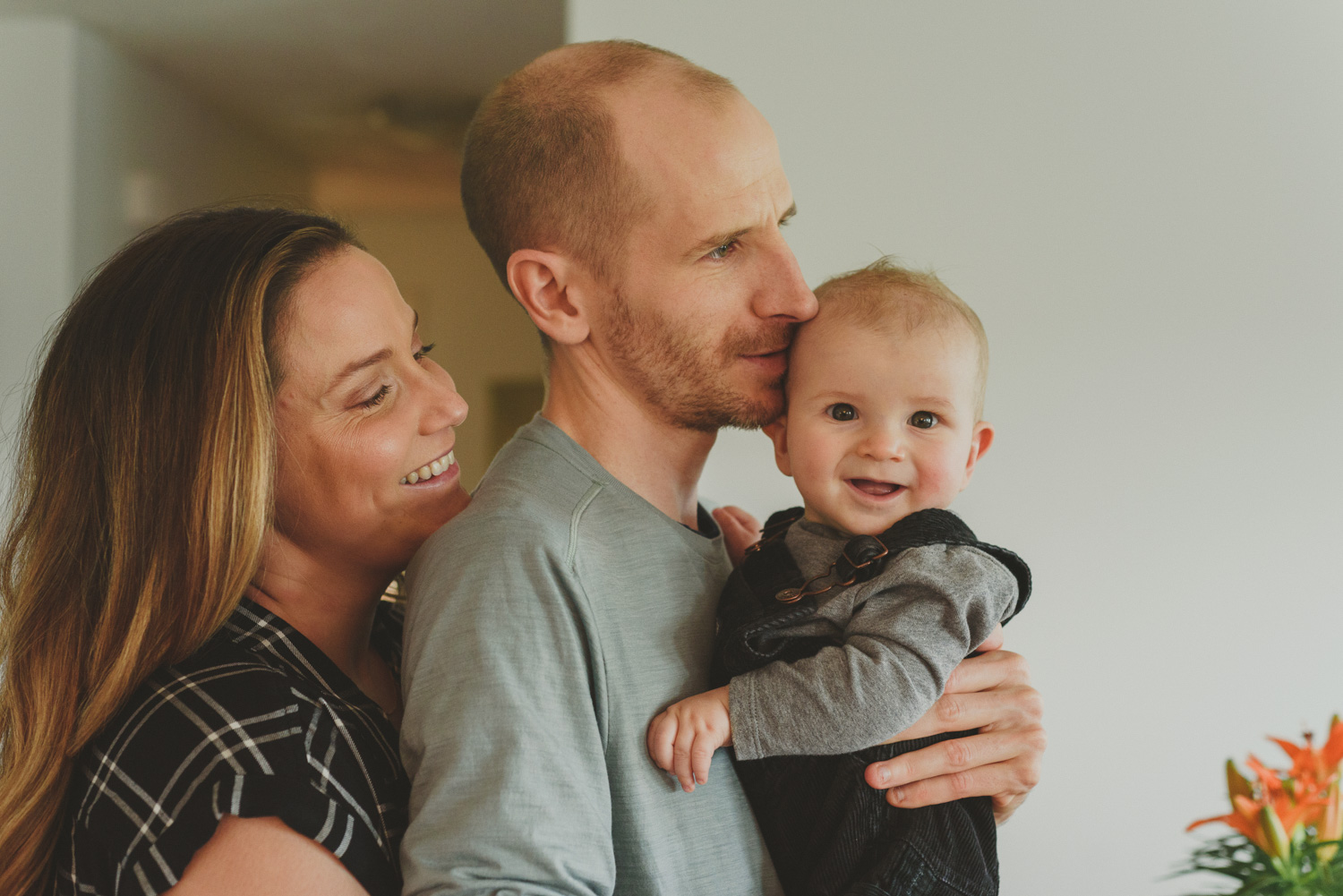 comox bc lifestyle family photography-candid portrait of mom, dad & baby in home
