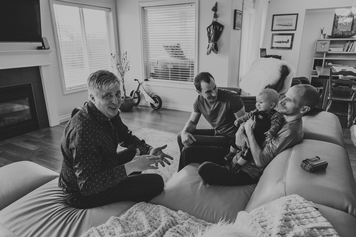 comox bc lifestyle family photography-candid photo of a family in their living room