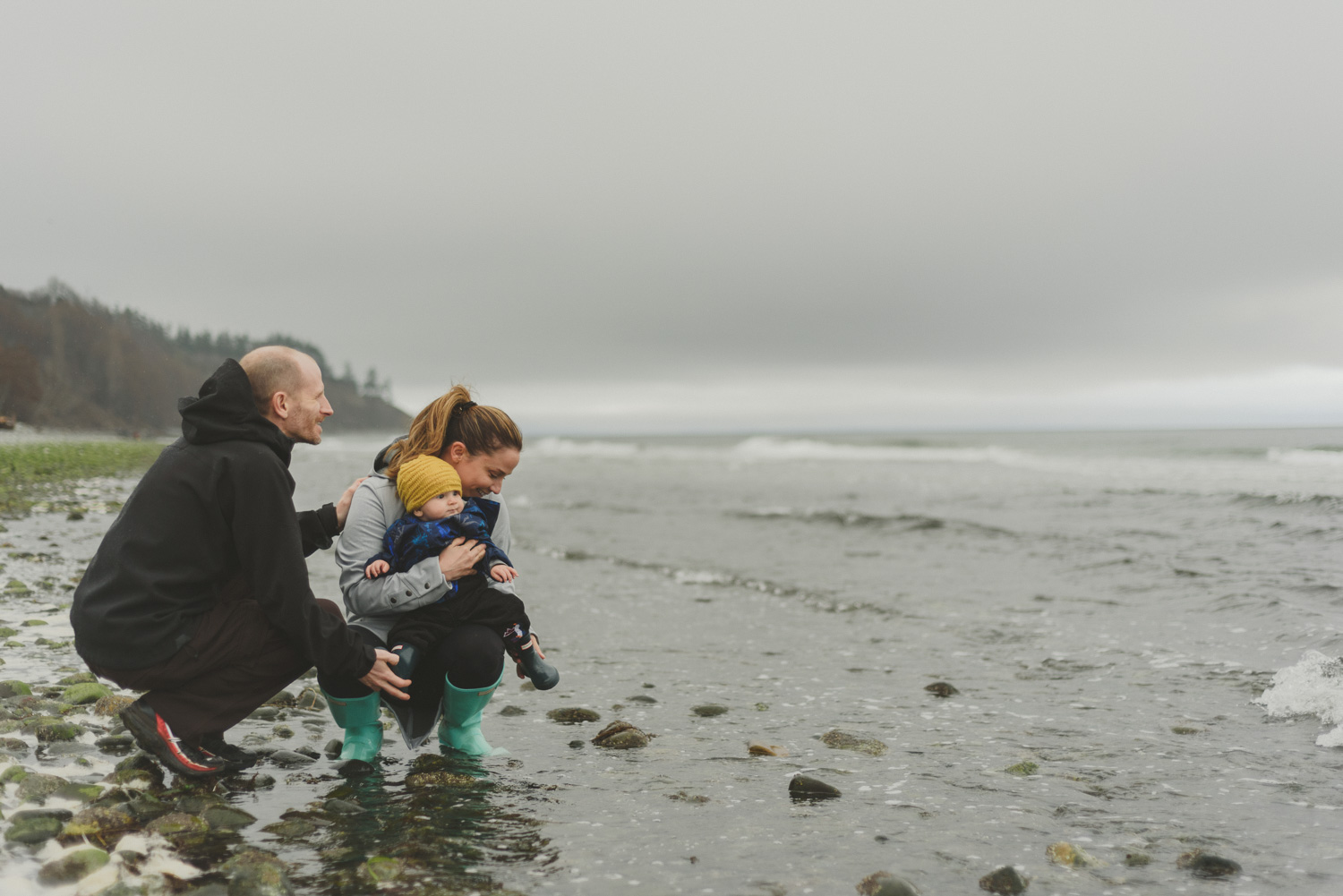 comox bc lifestyle family photography-family at water’s edge