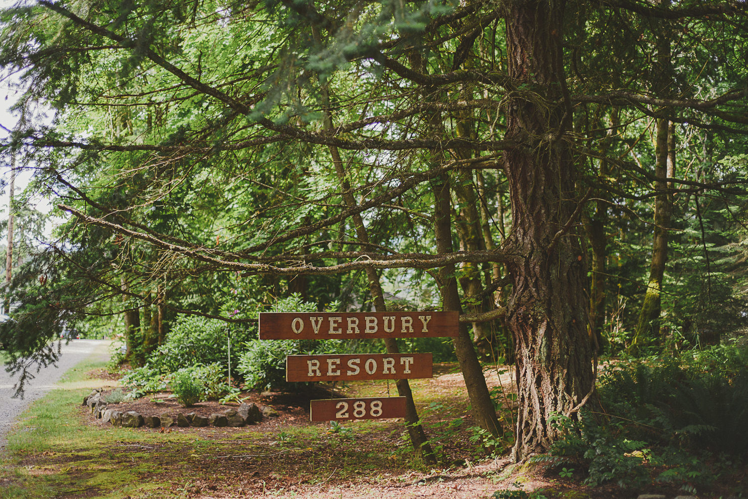 overbury resort sign - overbury resort thetis island wedding - 