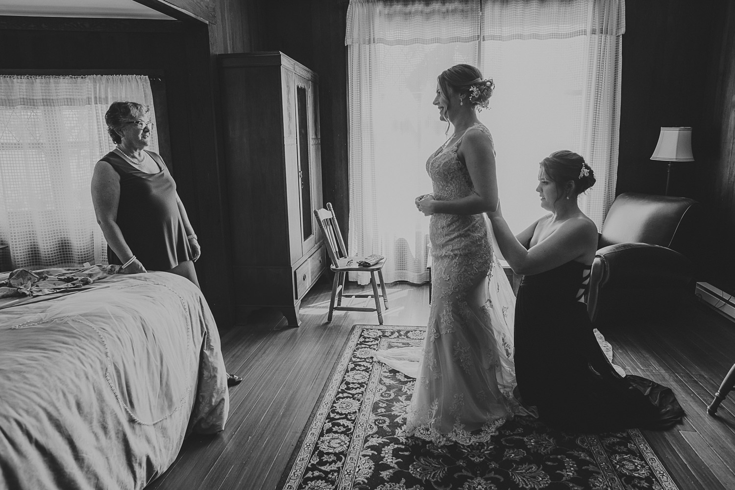 helping the bride get ready at overbury resort thetis island wedding 