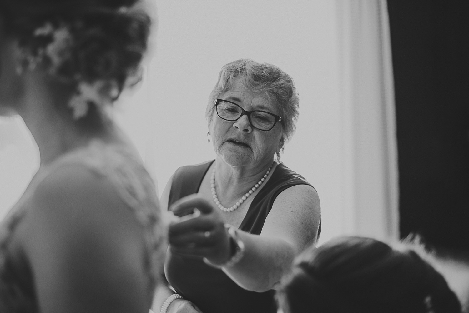 mom helping her daughter get ready at overbury resort thetis island wedding 