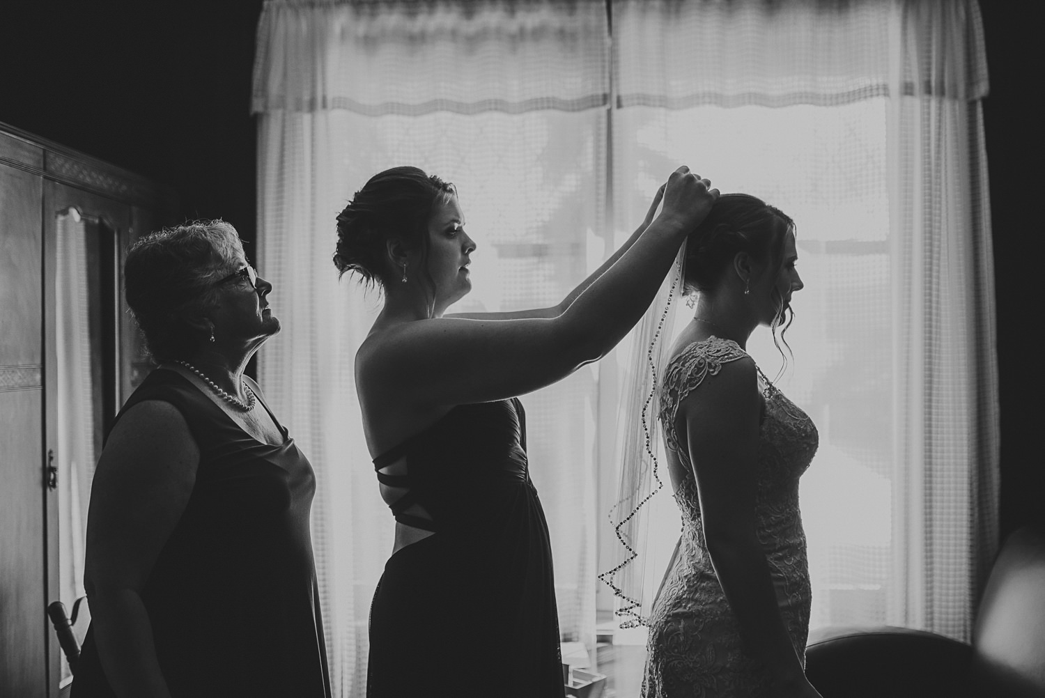 putting on the bride’s veil at overbury resort thetis island wedding 