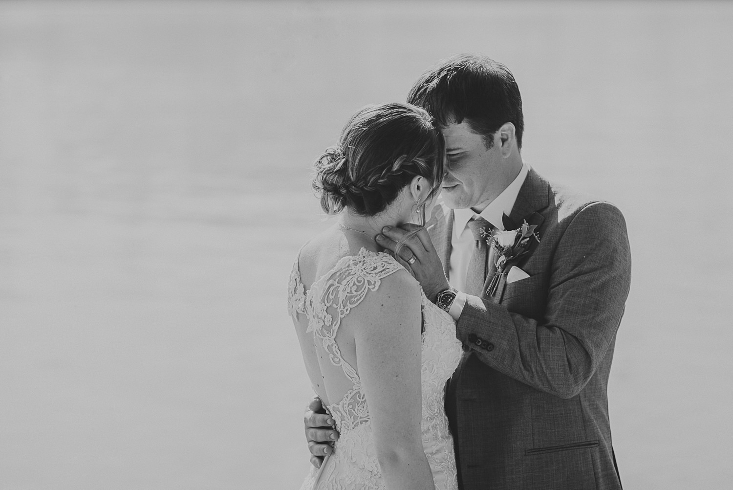 bride & groom kissing at overbury resort thetis island wedding 